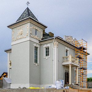 Дом с керамической лепкой