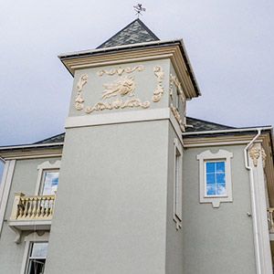 Дом с керамической лепкой